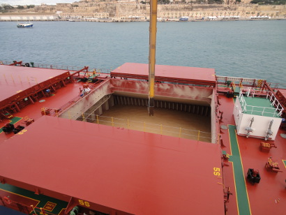 Geöffnete Kammer der MV Androusa und Förderrüssel