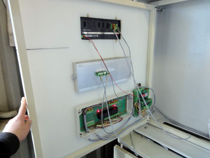 Geräte R420, MC-XS, PE1367 & Relaisbox in Schaltschranktür, Rückseite
